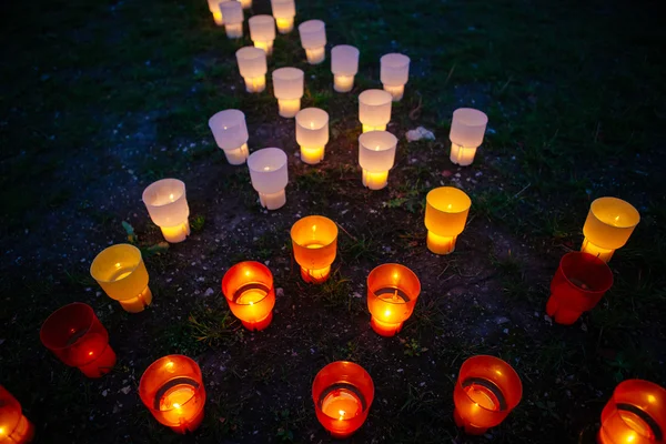 Gekleurde gloeiende lichten in het Park op een gras — Stockfoto