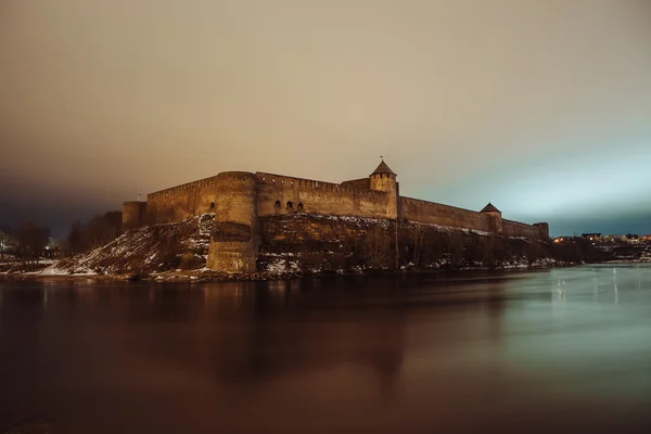 Средневековая крепость Ивангород, ночной пейзаж, река Нарва — стоковое фото