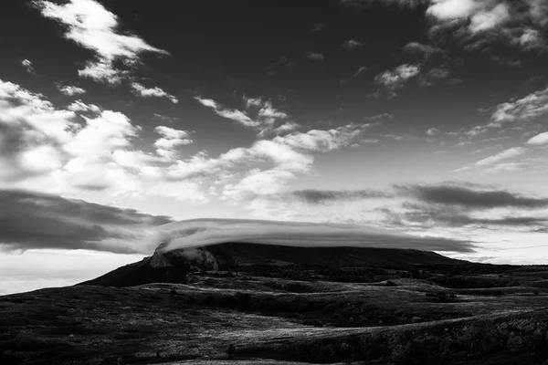 Chatyrdag mountain, covered with clouds at sunrise — Stock Photo, Image