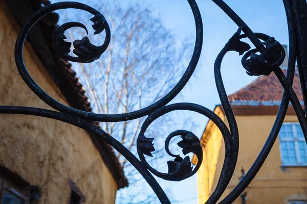 Old ditempa gerbang besi, ikal yang indah — Stok Foto
