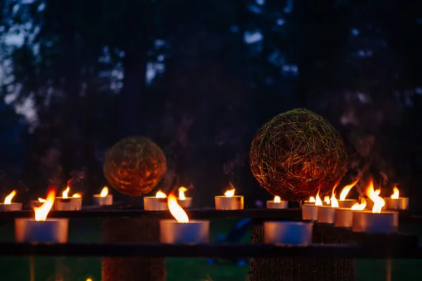 Kaarsen, gras en hout vuur Festival, heidense vakantie in Estland — Stockfoto