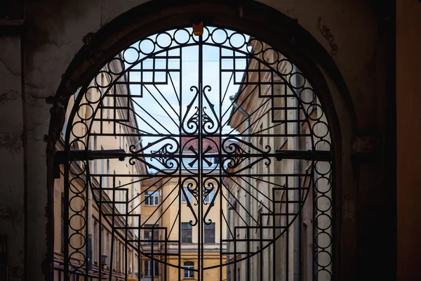 Beautiful wrought-iron gates in St. Petersburg — Stock Photo, Image