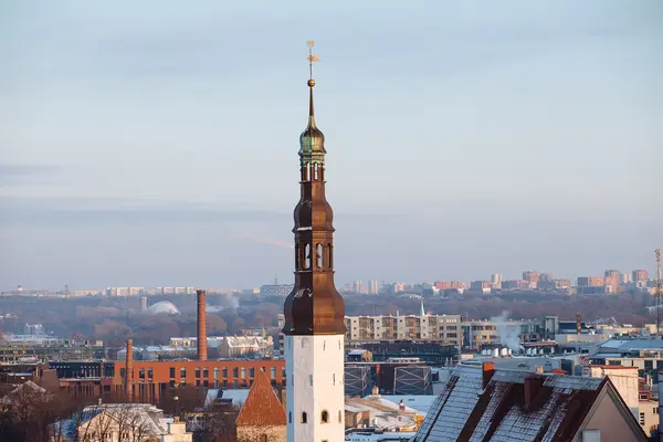 Torre de la iglesia del Espíritu Santo en el casco antiguo de Tallin — Foto de Stock