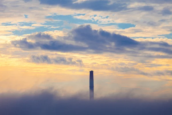 朝の空雲の火力発電所をパイプします。 — ストック写真