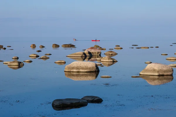 Beautiful stones and fishermans in the bay of Baltic sea at sunset — Stock Photo, Image