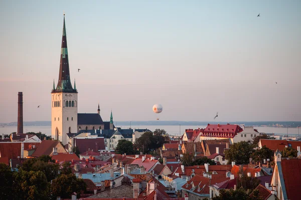 Старый город Таллинна на закате — стоковое фото