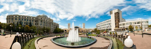 Panorama do dia de verão da praça da estação em Carcóvia — Fotografia de Stock