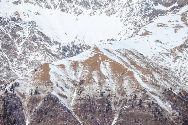 Шаблоны на снежных склонах гор Кавказа — стоковое фото