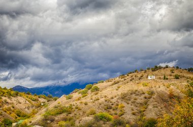 Dağ, tepe ve Kırım'bulutlu gökyüzü