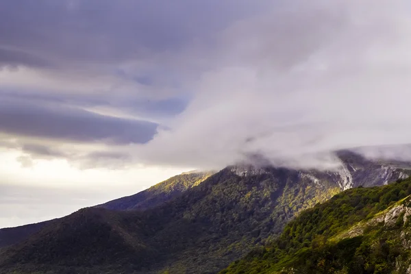 Cloudy dawn in Crimean Mountains — Stock Photo, Image