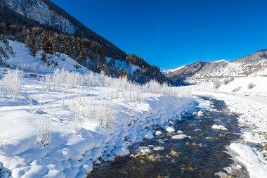 Kış, bir dağ vadi Nehri
