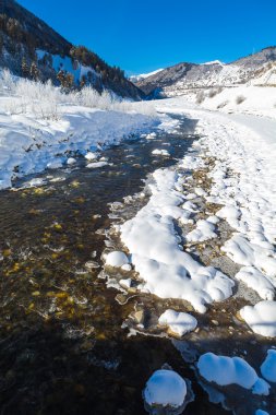 Dağ nehir dikey Panoraması