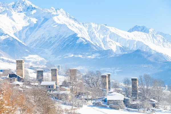 Village avec tours dans la vallée du Caucase — Photo