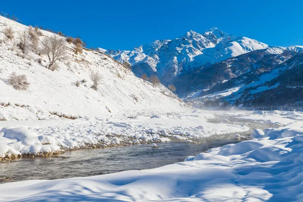 Rivière dans une vallée de montagne en hiver — Photo