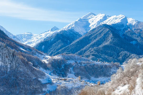 コーカサス山脈の雪に覆われた斜面山村 — ストック写真