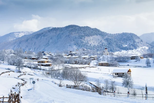 Village avec tours dans la vallée du Caucase — Photo