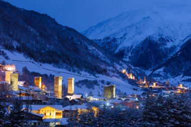 Dağ köyünde Mestia ışıklı taş svaneti kuleleri