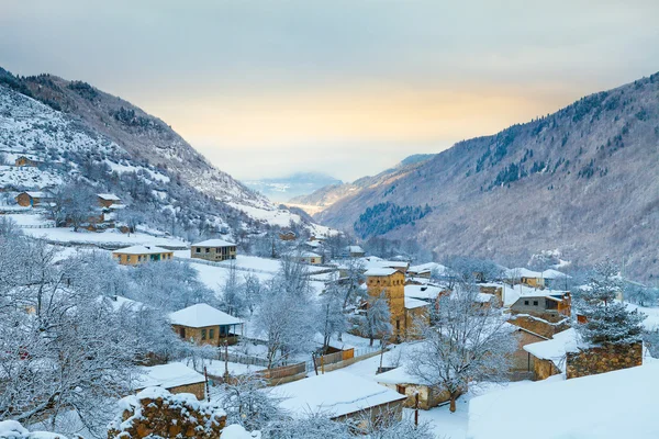 Şafak kar dağ köyünde Svaneti