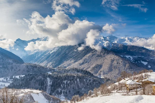 Nuages majestueux sur la vallée montagneuse du Caucase — Photo