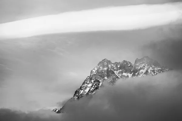 Горный пик в облачном небе — стоковое фото