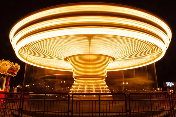 Attraktionskarussell am Abend — Stockfoto