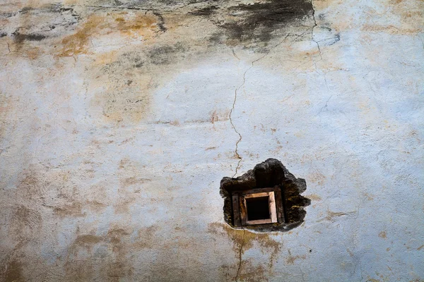 Kleines Fenster in der alten Mauer — Stockfoto