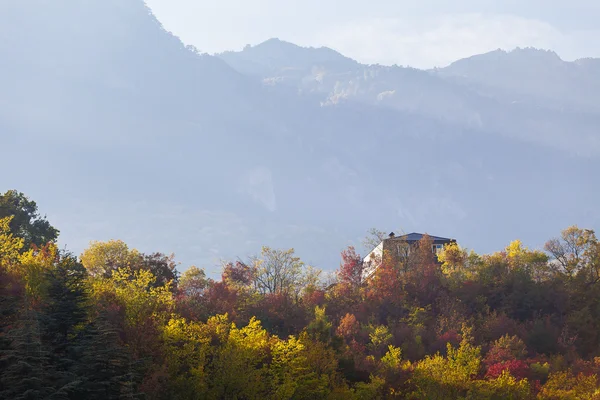 Huis in het najaar de bergbossen — Stockfoto