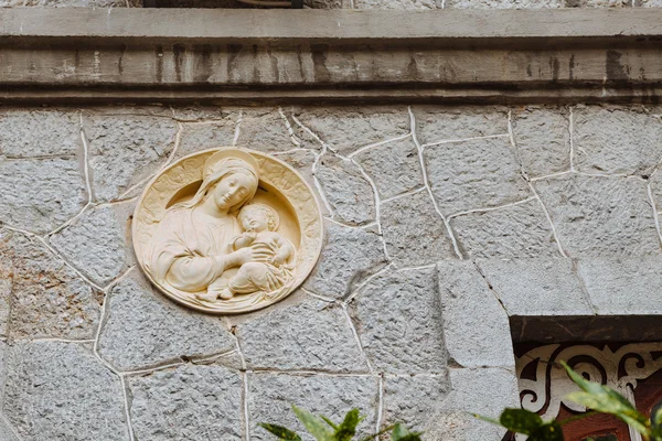 Casa velha com uma imagem de Santa Maria — Fotografia de Stock