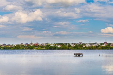 Göl ve köy yakınındaki bir su mavi genişlik
