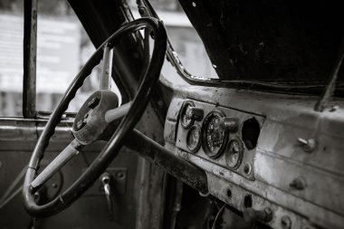 Eski bir makine gösterge paneli