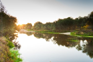 Nehri üzerinde yaz aylarında güneş şafak