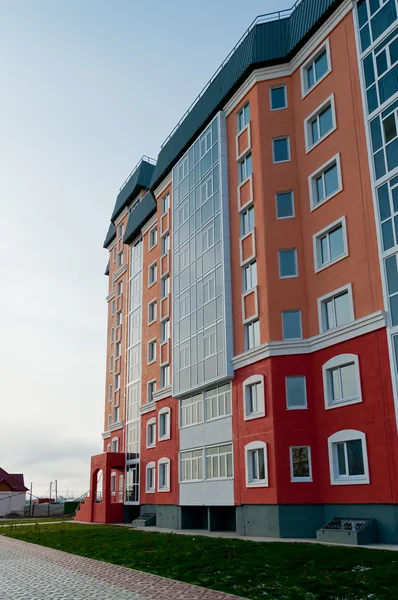 Новое красочное многоэтажное здание — стоковое фото