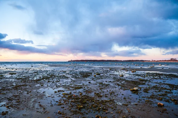 Zonsondergang over de rotsachtige kust van de Oostzee — Stockfoto