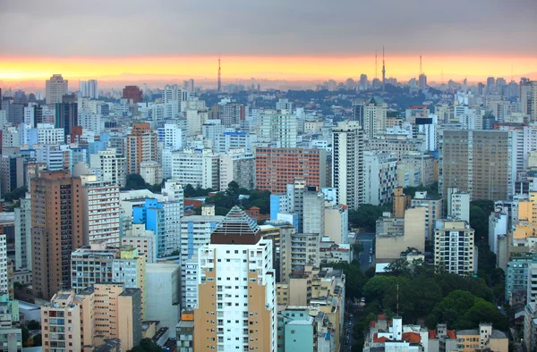 在夕阳下的市中心巴西圣保罗。 — 图库照片