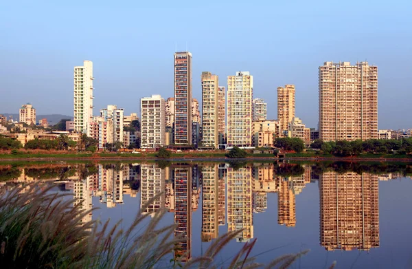 Navi Mumbai est prévu banlieue construite à travers la mer sur la terre ferme pour réduire la congestion de Mumbai . — Photo