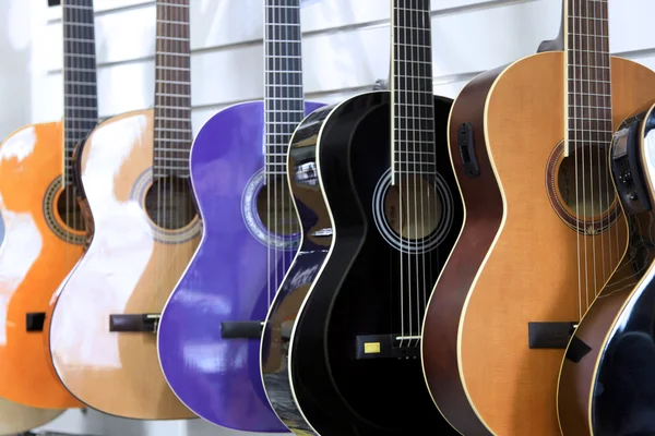 Bir mağaza satış için renkli gitar — Stok fotoğraf