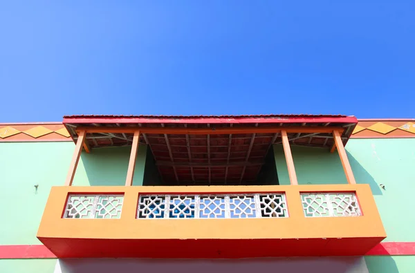 Балкон барвистого будинку на тлі блакитного неба — стокове фото