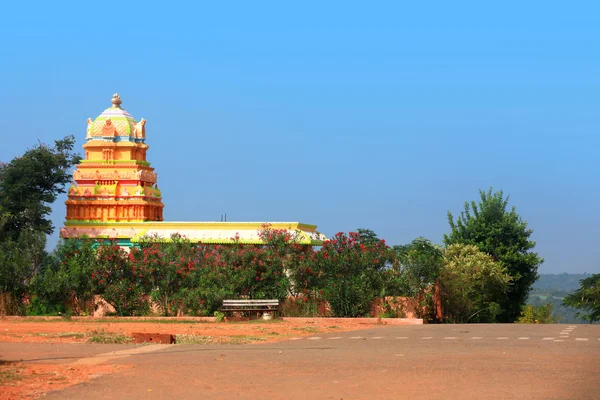 インドの複雑な詳細を持つ小規模のヒンズー教の寺院 — ストック写真