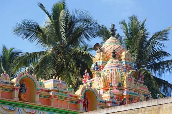Arquitetura de templo hindu na cidade de Bangalore perto de maruthahalli — Fotografia de Stock