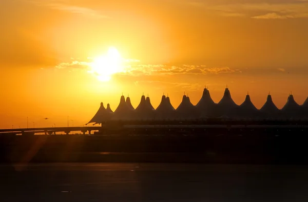 Denver letiště proti západu slunce — Stock fotografie