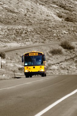 Okul otobüsü üzerinde yüksek bir dağ yolu