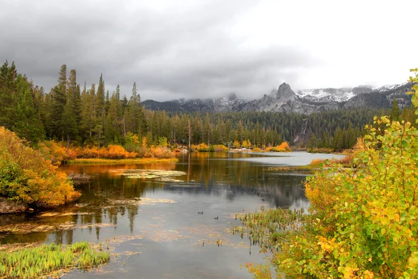 Lake Mamie Landschaft an einem regnerischen Tag — Stockfoto