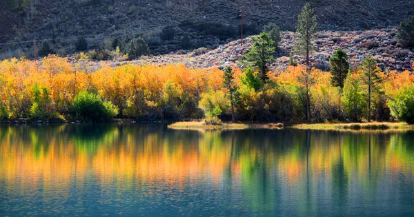 Herbstliche Spiegellandschaft — Stockfoto