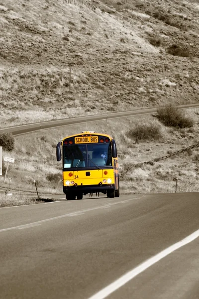 Шкільний автобус на гірському шосе — стокове фото
