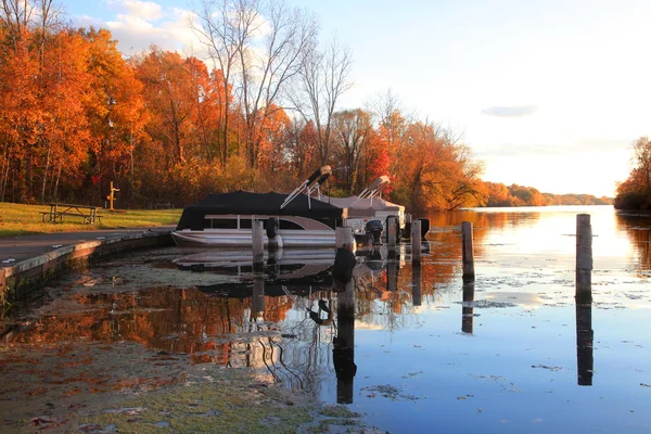 Boats docked  in park — Stock Photo, Image