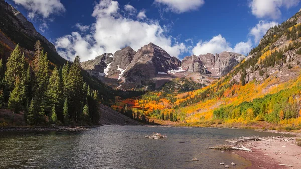 Paisaje Panorámico Campanas Granate Rodeado Follaje Otoñal Colorado —  Fotos de Stock