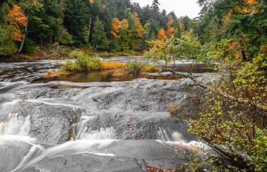 Michigan 'ın üst yarımadasına sonbahar zamanı kum taşı suyu düşer.