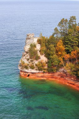 Michigan yarımadasındaki Resimli Göller Ulusal Göl Kıyısı 'ndaki Madenciler Kalesi noktası