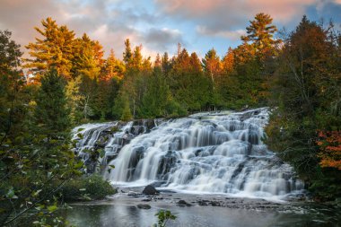 Michigan 'ın Yukarı Yarımadası' nda, Paulding yakınlarında manzara bağı koptu