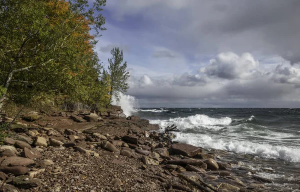 Autumn Trees Scenic Superior Lake Shore Waves Hitting Rocks — Stock Photo, Image